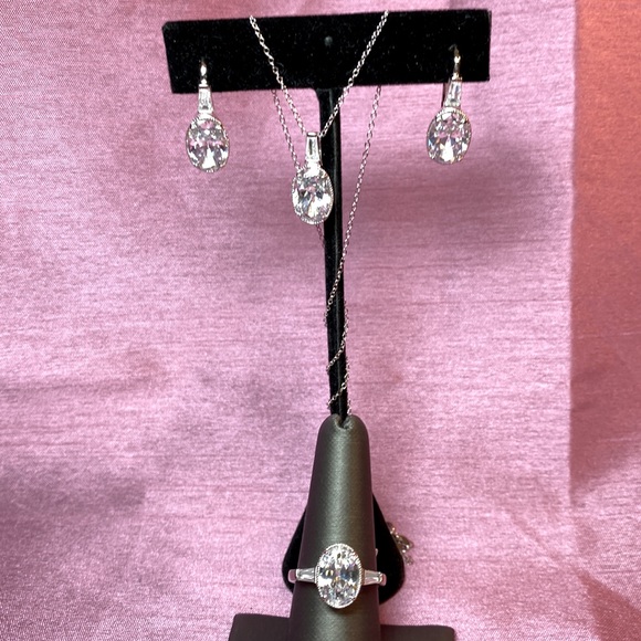 4 Piece Bella Luce White Diamond Simulant Jewelry Set - Picture 4 of 10